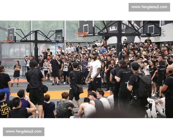 雨中同框!詹姆斯成都行大合影高清照定格 14 年等待 雨中同框!詹姆斯成都行大合影高清照定格 14 年等待